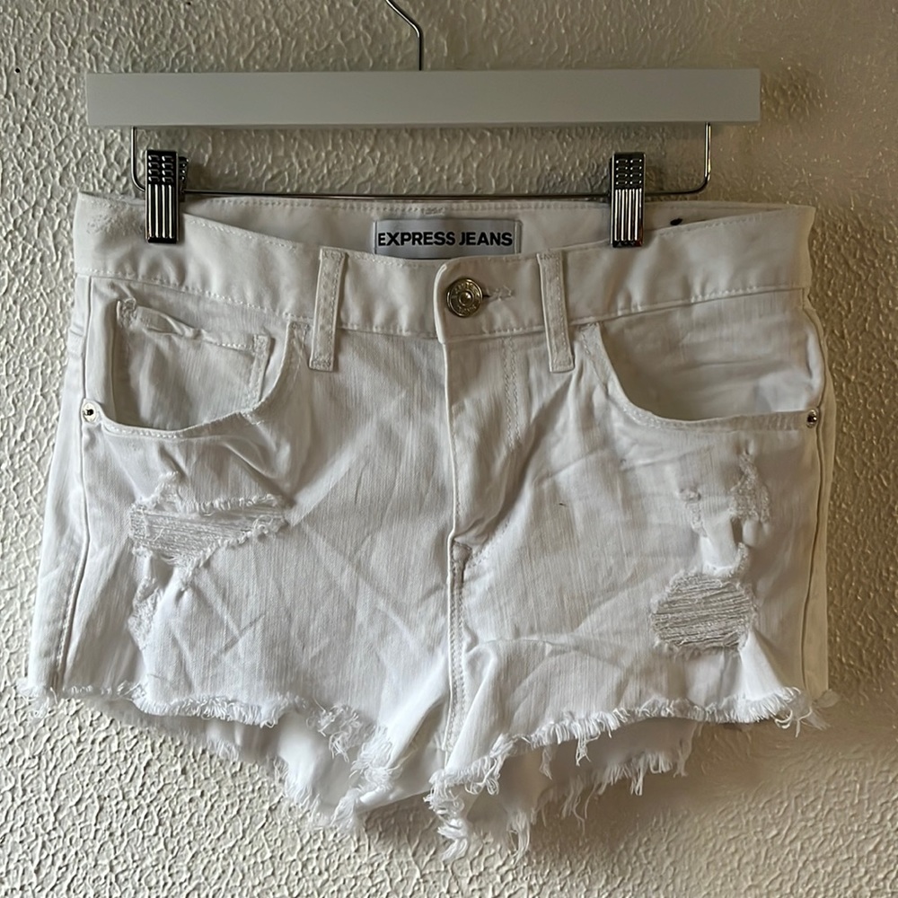 Express women’s White Shorts Distressed Size 6. Bin U